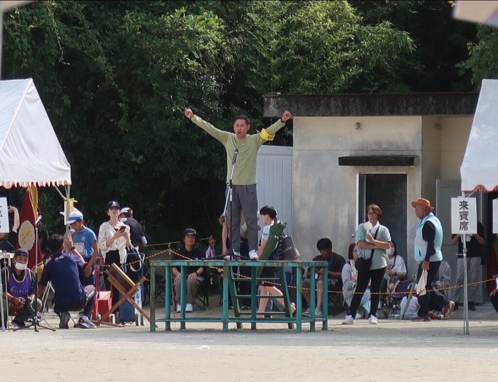 運動会で話をする様子