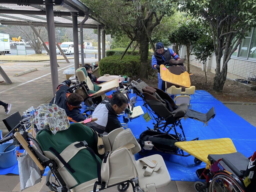 車椅子を清掃する様子