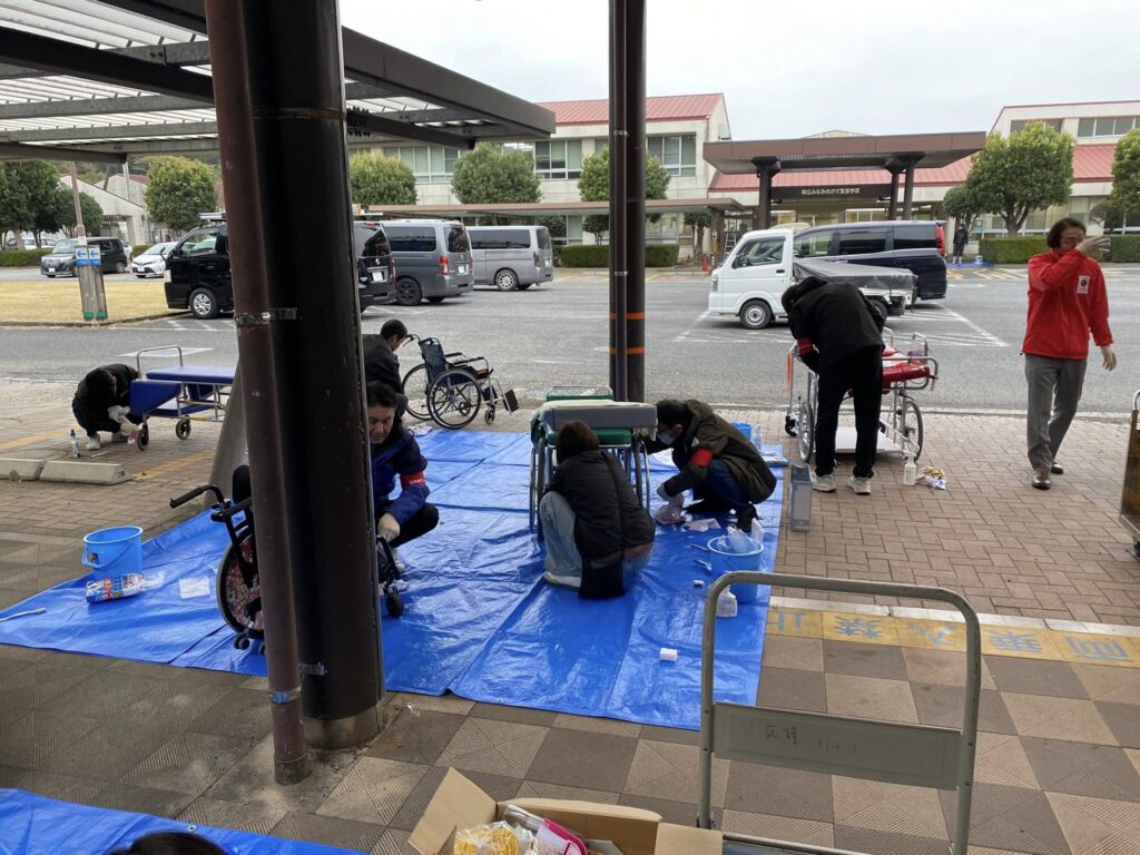 車椅子を清掃する様子