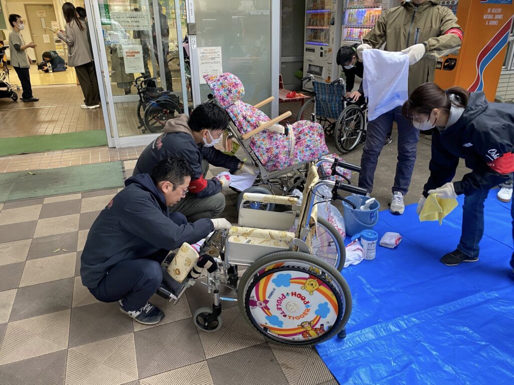 車椅子を清掃する様子